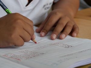 Dziecko piszące test